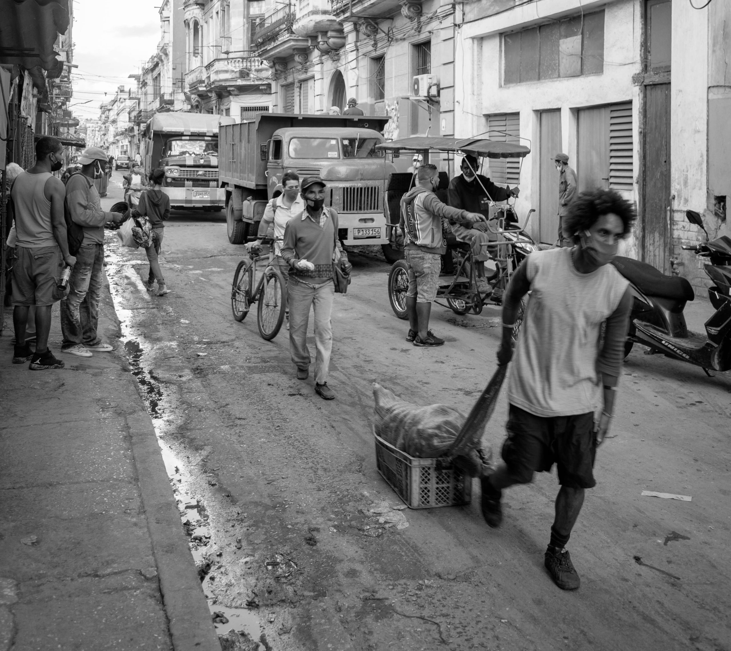 Cubans continue to struggle under adverse economic conditions, as evidenced by this scene in the Habana Centro district of the capital. © 2022 John D. Elliott • www.TheHumanPulse.com