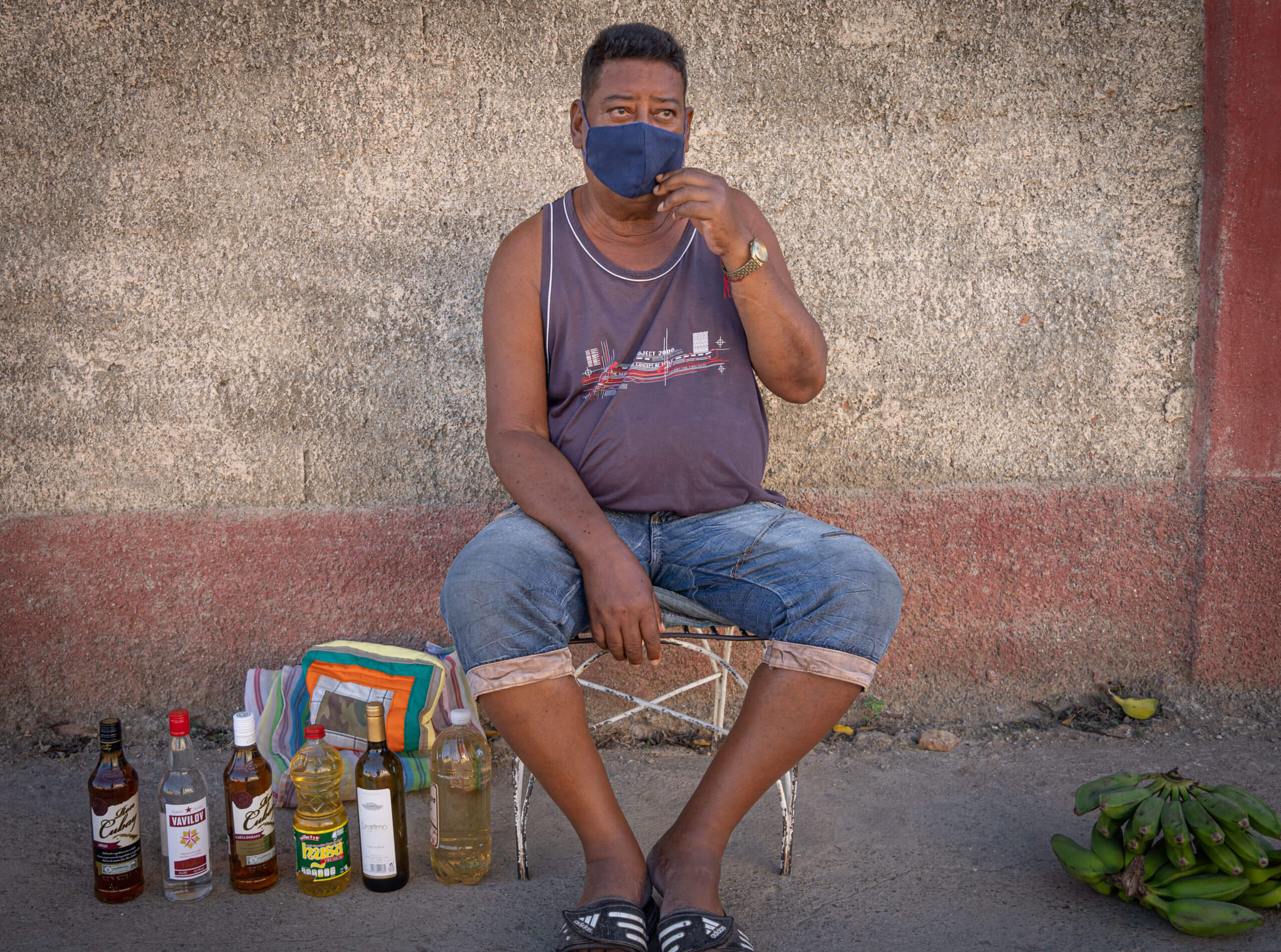 A Cuban man sells alcoholic beverages in Trinidad, Cuba. © 2022 John D. Elliott • www.TheHumanPulse.com