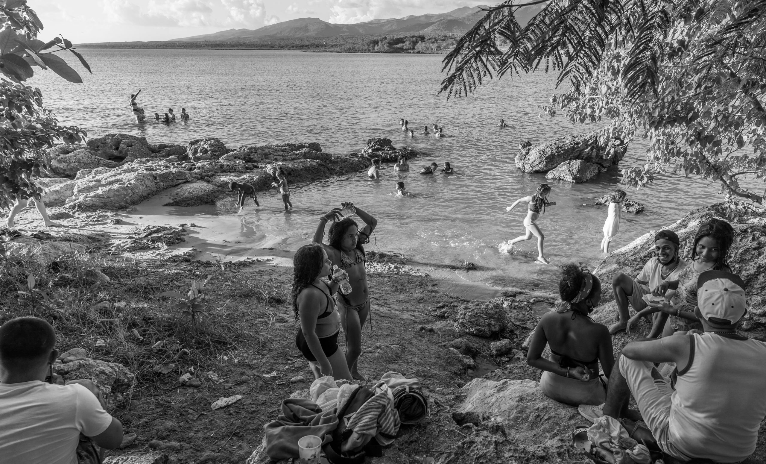 Cubans enjoy a day at the river in La Boca. © 2022 John D. Elliott • www.TheHumanPulse.com