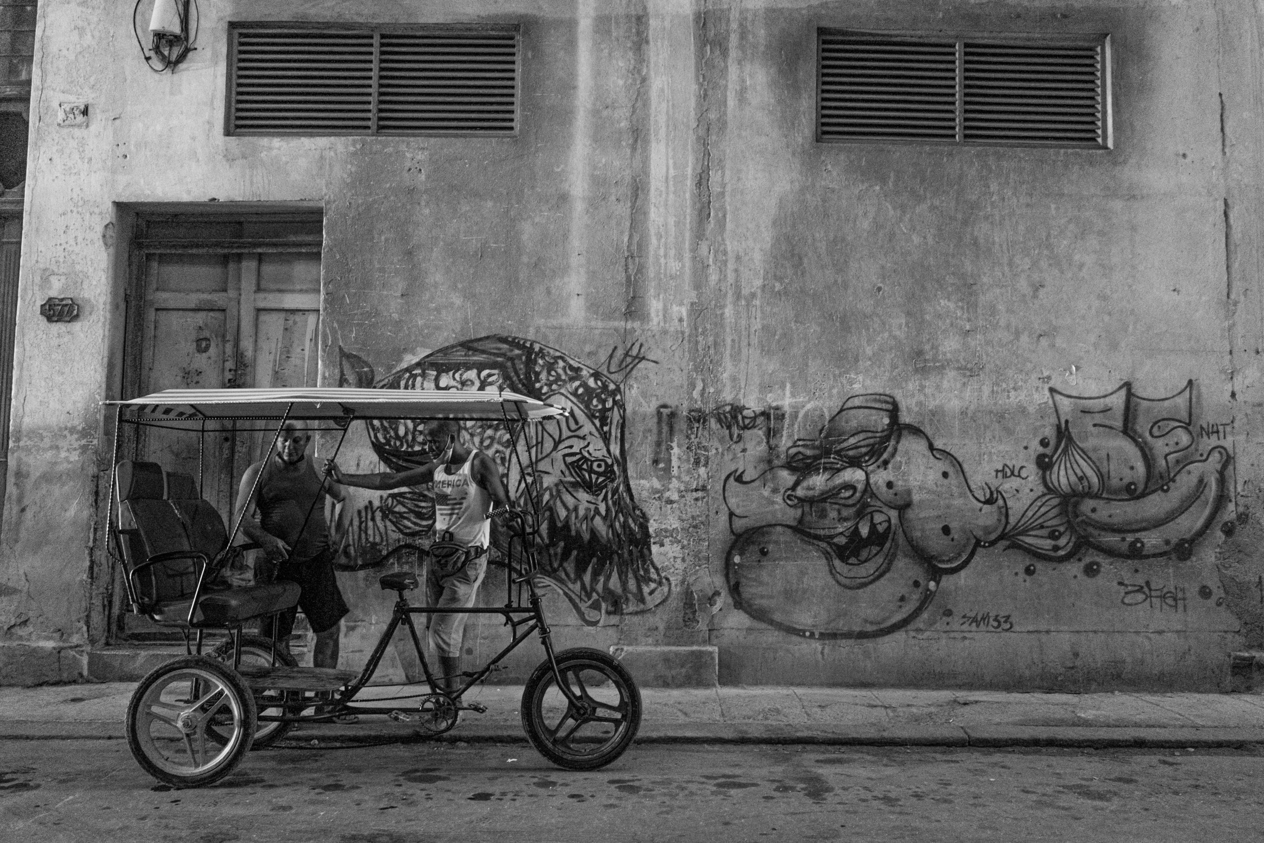 Cubans continue to struggle under adverse economic conditions, as evidenced by this scene in the Habana Centro district of the capital. © 2022 John D. Elliott • www.TheHumanPulse.com